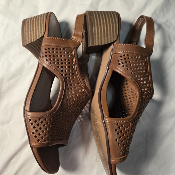 Clarks Shoes Desirae Sail Brown 1.5" Heel Small Flaw Shown In Photos - Picture 7 of 7